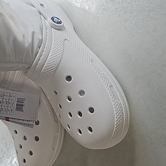 Crocs Classic Fuzzy Lined Puffy Boot - Picture 2 of 4